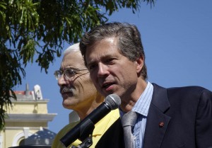 Dr Mario Oriani-Ambrosini, MP of the South African Parliament receiving the memorandum in front of Cape Town’s Parliament