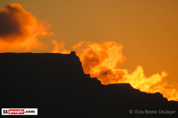 Table Mountain on fire