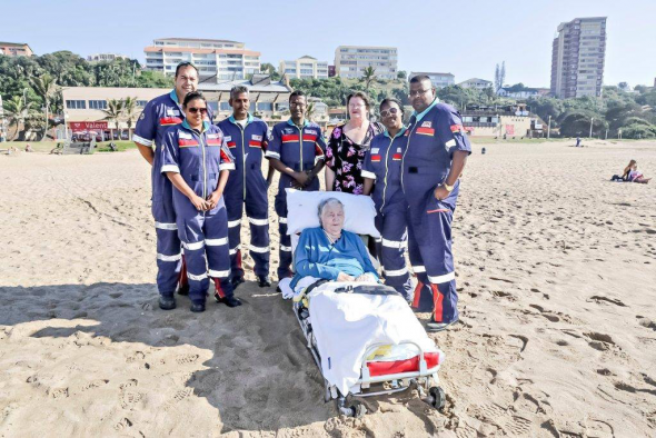Martie fulfilled her dream of seeing the ocean again, thanks to East Coast Radio’s Damon Beard and Netcare 911 Pics: Netcare 911