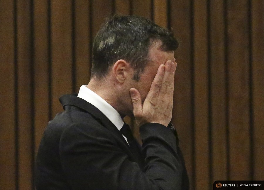 Oscar Pistorius reacts in the dock at the North Gauteng High Court in Pretoria, South Africa for a bail hearing, December 8, 2015. REUTERS/Siphiwe Sibeko