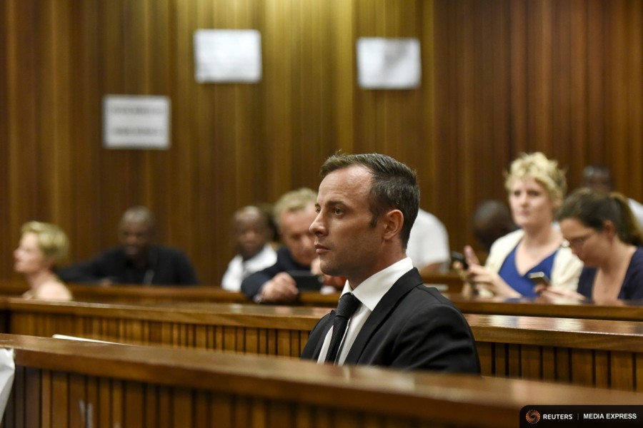Oscar Pistorius sits in the dock at the North Gauteng High Court in Pretoria, South Africa for a bail hearing, December 8, 2015. REUTERS/Herman Verwey/Pool