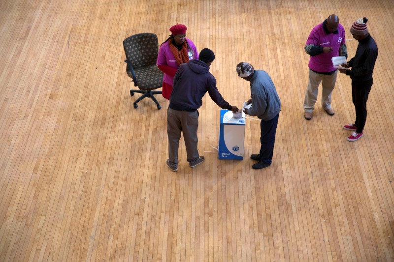 Locals cast their votes during the local government elections at the Johannesburg city hall, South Africa August 3,2016. REUTERS/James Oatway FOR EDITORIAL USE ONLY. NO RESALES. NO ARCHIVES.