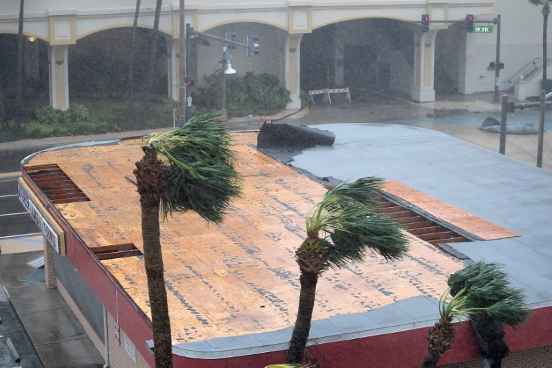 Part of the roof of a business peels away as the eye of Hurricane Matthew passes Daytona Beach, Florida, U.S. October 7, 2016. REUTERS/Phelan Ebenhack