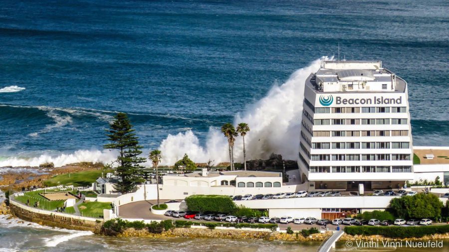 beacon-island-hotel-plett-big-wave
