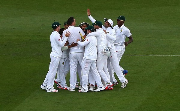 HOBART, AUSTRALIA - NOVEMBER 15: South Africa celebrates after defeating Australia during day four of the Second Test match between Australia and South Africa at Blundstone Arena on November 15, 2016 in Hobart, Australia. (Photo by Robert Cianflone/Getty Images)