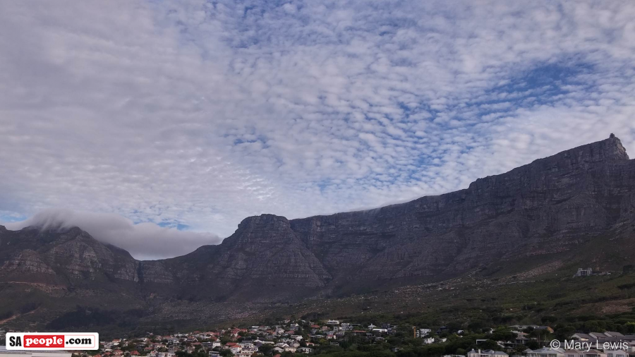 table-mountain-town-city-buildings-houses-before-sunset-view-town