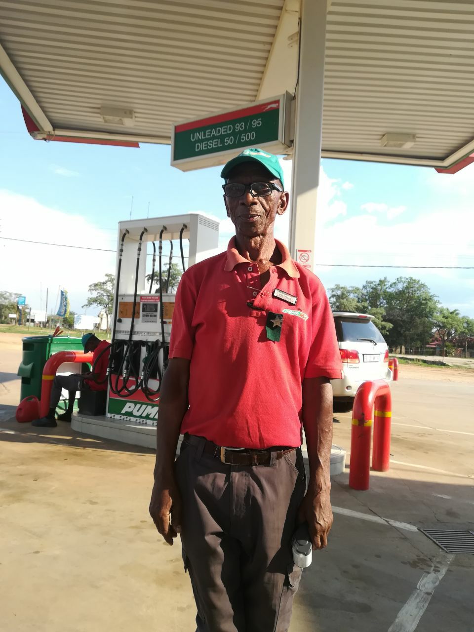 small-act-of-kindness-helps-petrol-attendant-keep-his-job-sapeople