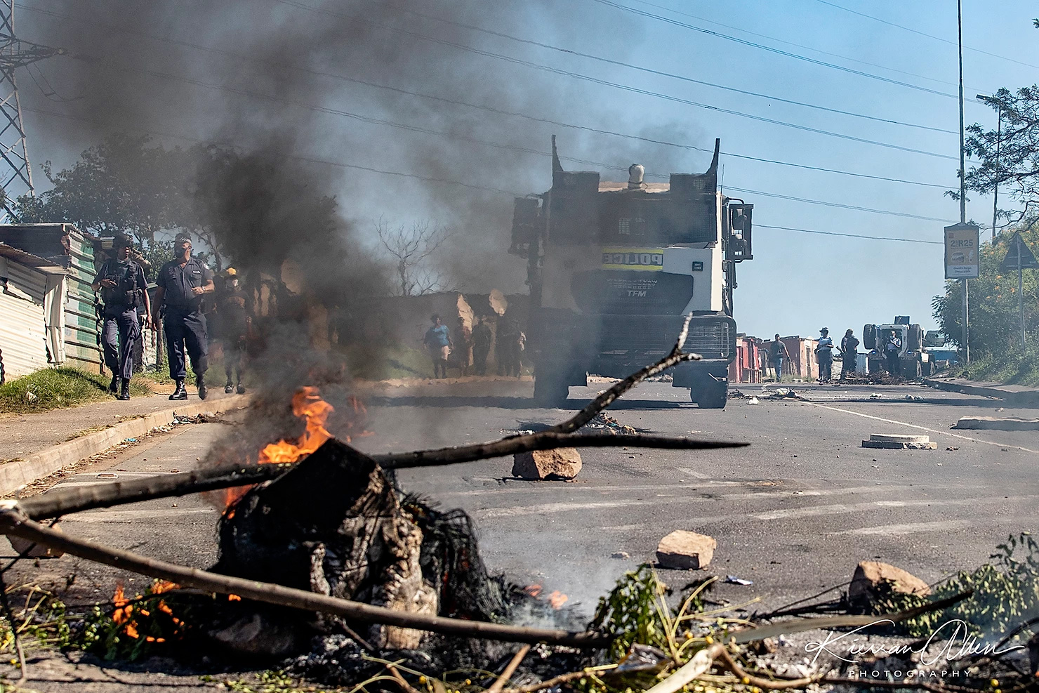anarchy-police-food-parcels-south-africa
