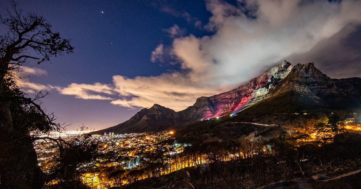 table-mountain-cape-town-painted-red-lightsared