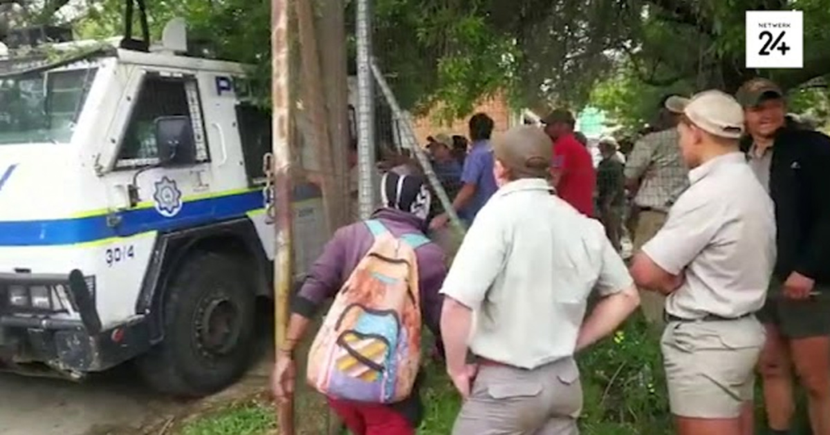 Angry crowd rocked the police van carrying the Brendin Horner murder suspects. Photo: YouTube screenshot