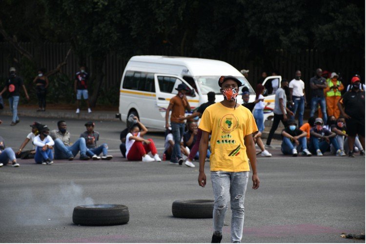 Students at the University of Johannesburg blocked the roads at Auckland Park campus. Photo: Julia Evans