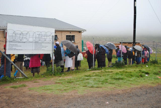People queue in the rain at Zithathele Clinic in Nyangilizwe. All photos: Mkhuseli Sizani