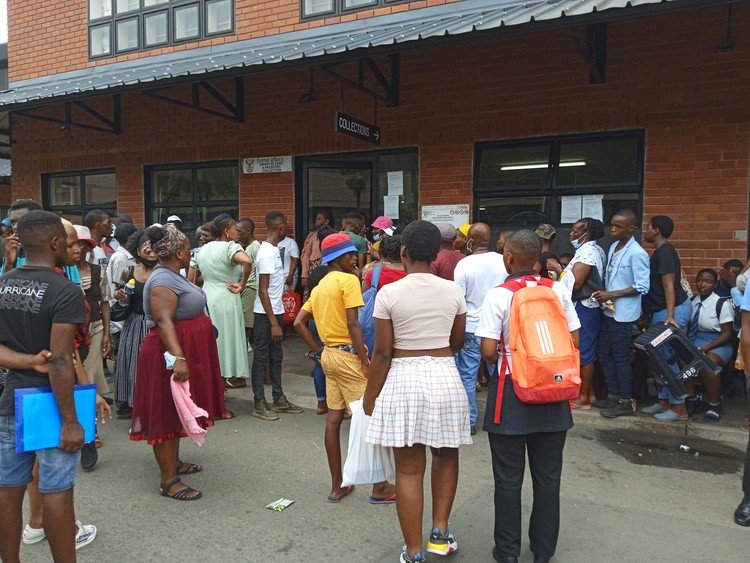 More than 100 people still waiting in line to be served at Home Affairs in Umgeni Road in Durban demanded that they be helped when the office closed early on Thursday. Photo: Nokulunga Majola