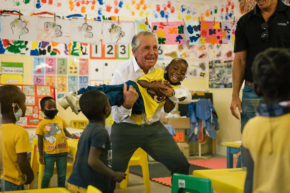 Gary Player shows the learners he’s still fit and active. Photo credit: Zoon Cronje