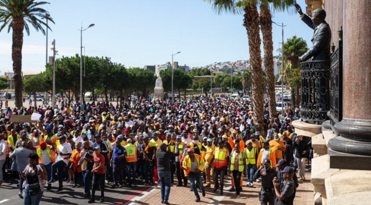 Taxis bring Cape Town city centre to a standstill