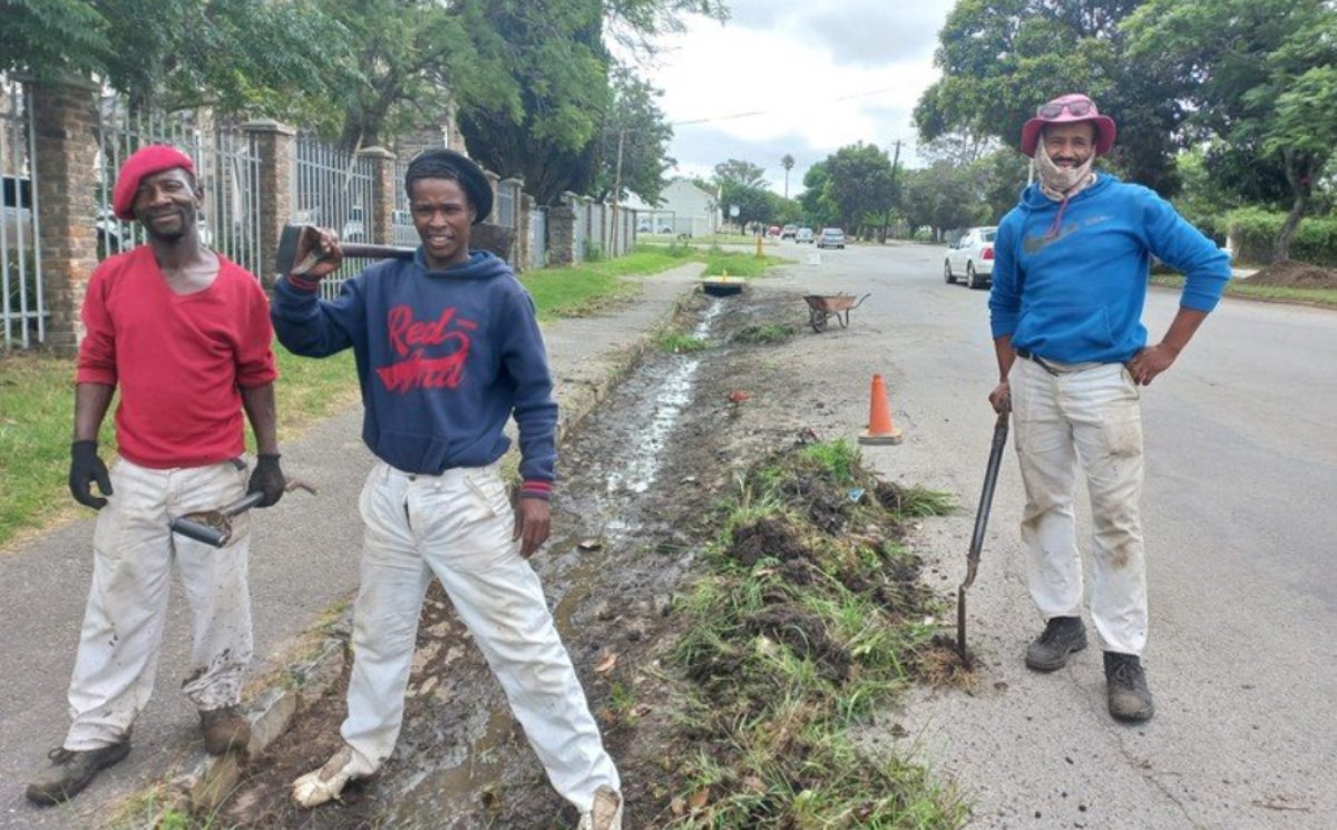 Jobless trio clean Makhanda’s streets for free