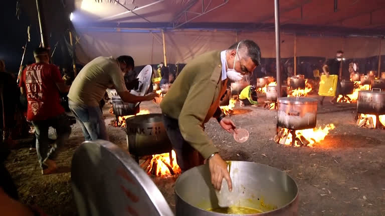 Steaming Pots of Food Aid for 90,000 Marks End of Ramadan in Cape Town