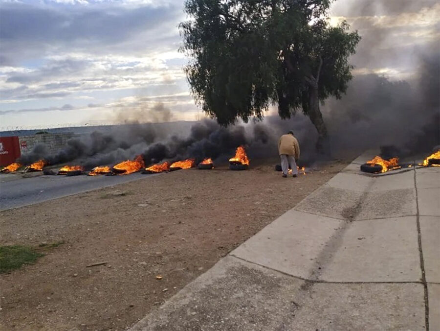 Protesting parents from Garrett Primary in Zwide, Gqeberha blocked the entrance and road to the school on Wednesday, demanding that the Eastern Cape Department of Education build a fence around the school. Photo: Mkhuseli Sizani