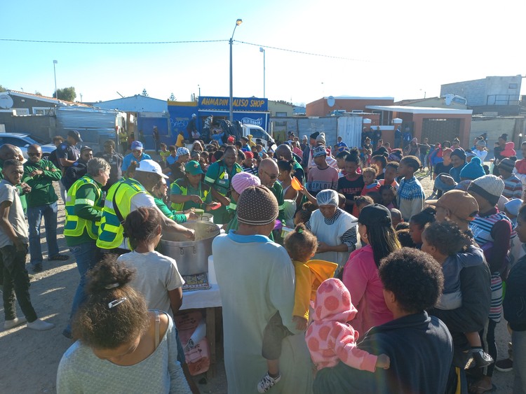 Emergency Medical Services workers based in Mitchells Plain joined Philippi grandmother Anna Williams on Monday to feed over a hundred residents, most of whom were young children. Photos: Siphokazi Mnyobe