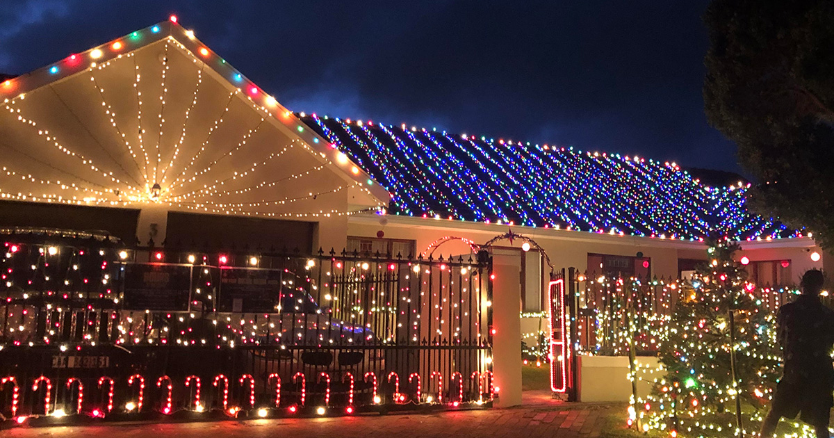 Home Lit Up With 200,000 Lights Brings Christmas Cheer to Cape Town