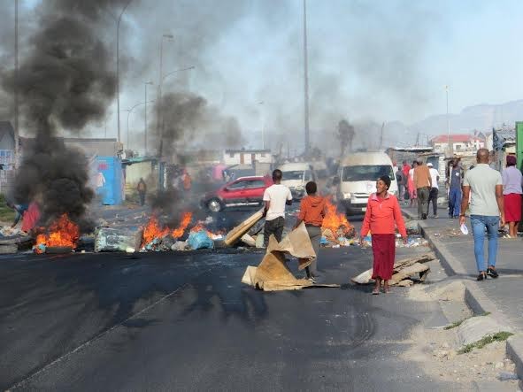 Protesters blocked Japhta Masemola Road in Cape Town on Monday, demanding electricity. Photo: Vincent Lali