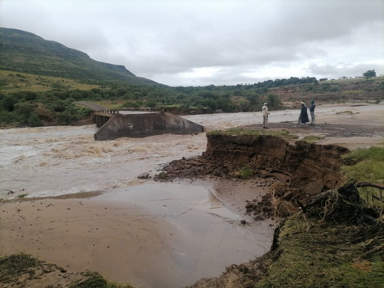 Hundreds of people, including learners, can’t get to work, school, or health facilities after the uNgqeqe bridge near Lupapasi Village collapsed on 8 February during heavy rainfall. Photo: Yonela Ngqukuvana