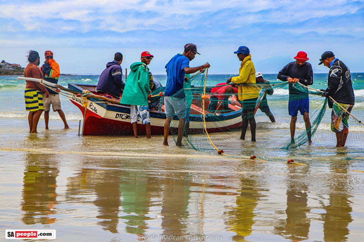 Trek fishermen of Fish Hoek with Yellowtail