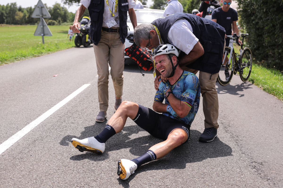 Mark Cavendish crashes out of Tour de France