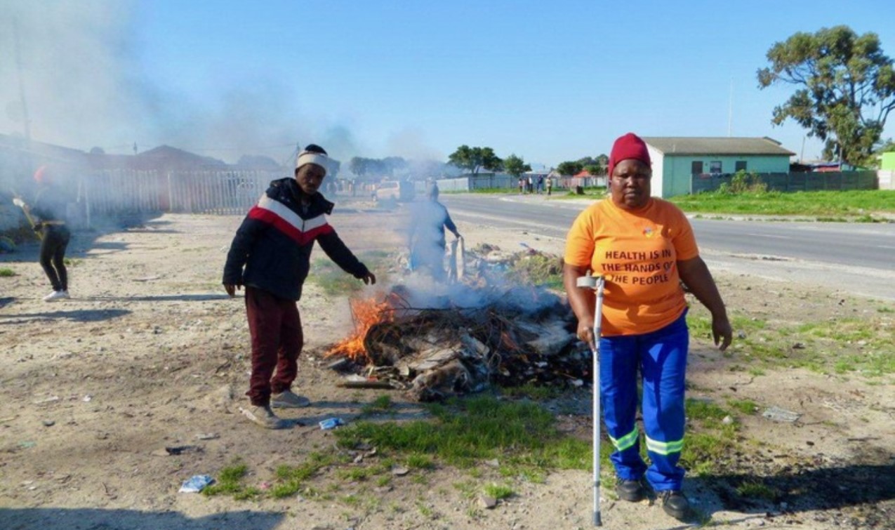Jobless residents clean up rubbish dumps in Nyanga East