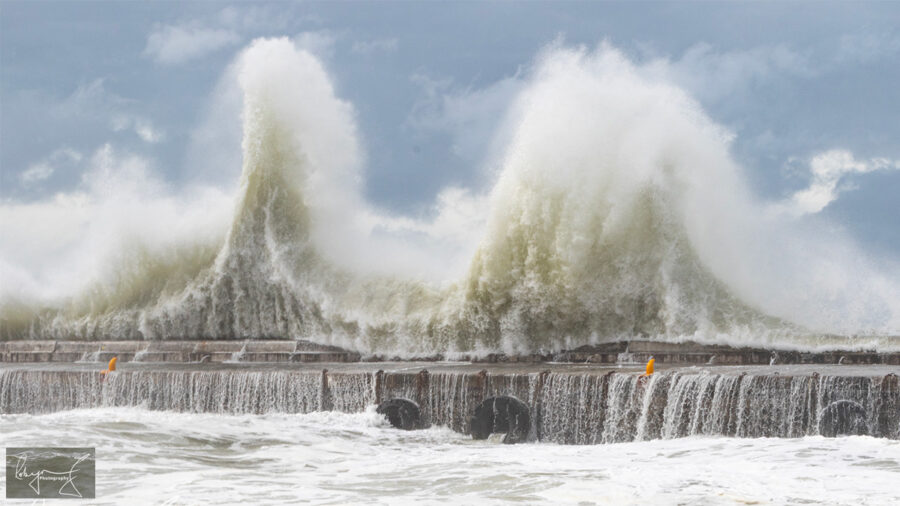 Huge waves Kalk Bay harbour