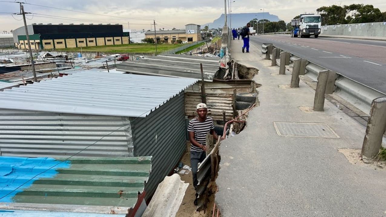 People dig out Cape Town bridge to build shelters