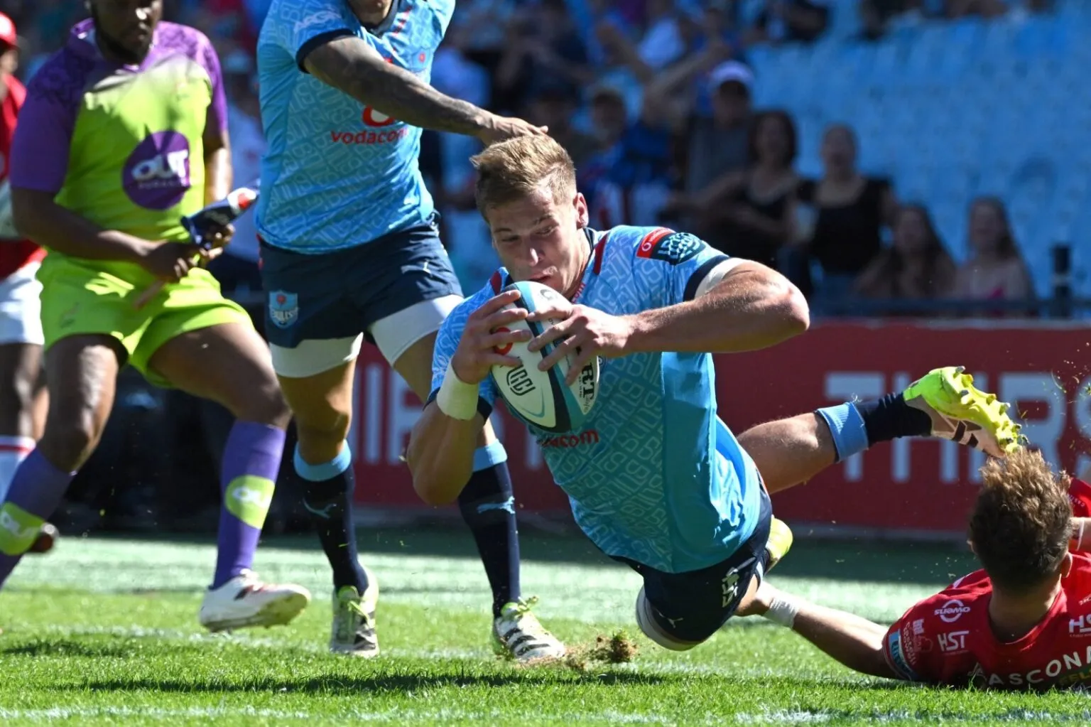 Bulls star Cameron Hanekom scores a try in the URC.