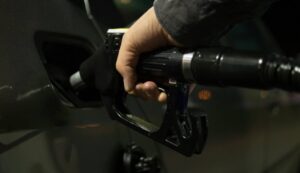 The government reviews the fuel price system to lower costs.