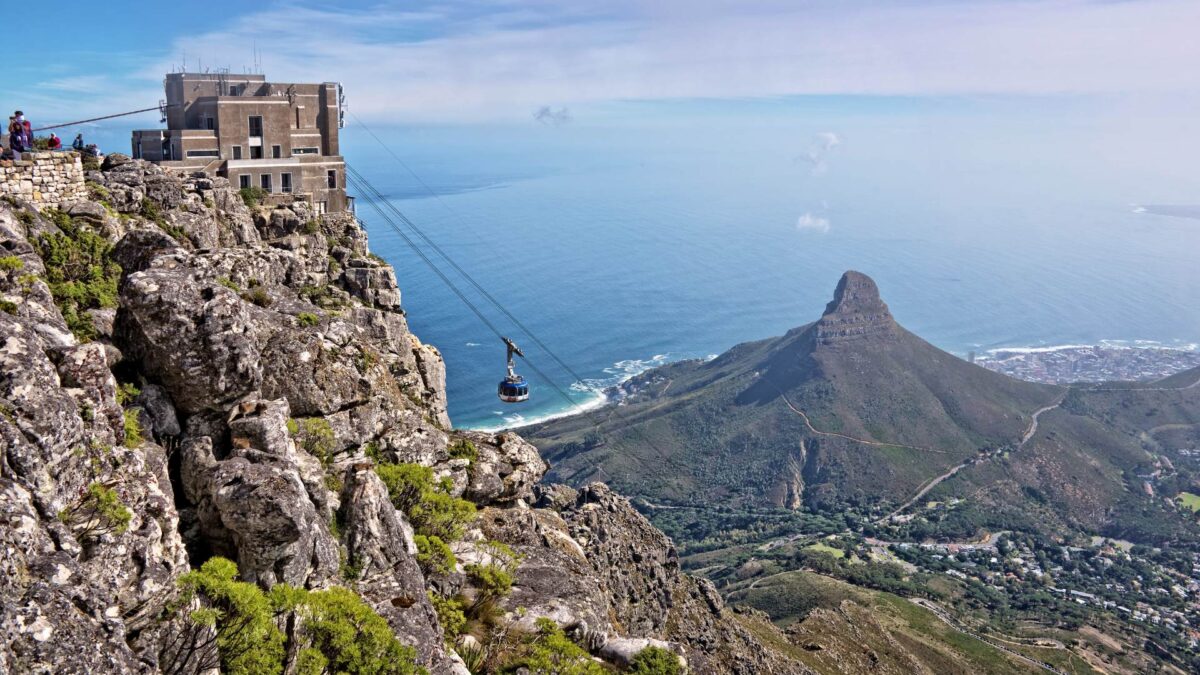 Emergency services assisted 75 tourists on the Platteklip Gorge hiking trail following a fire that saw the Table Mountain cableway closed.