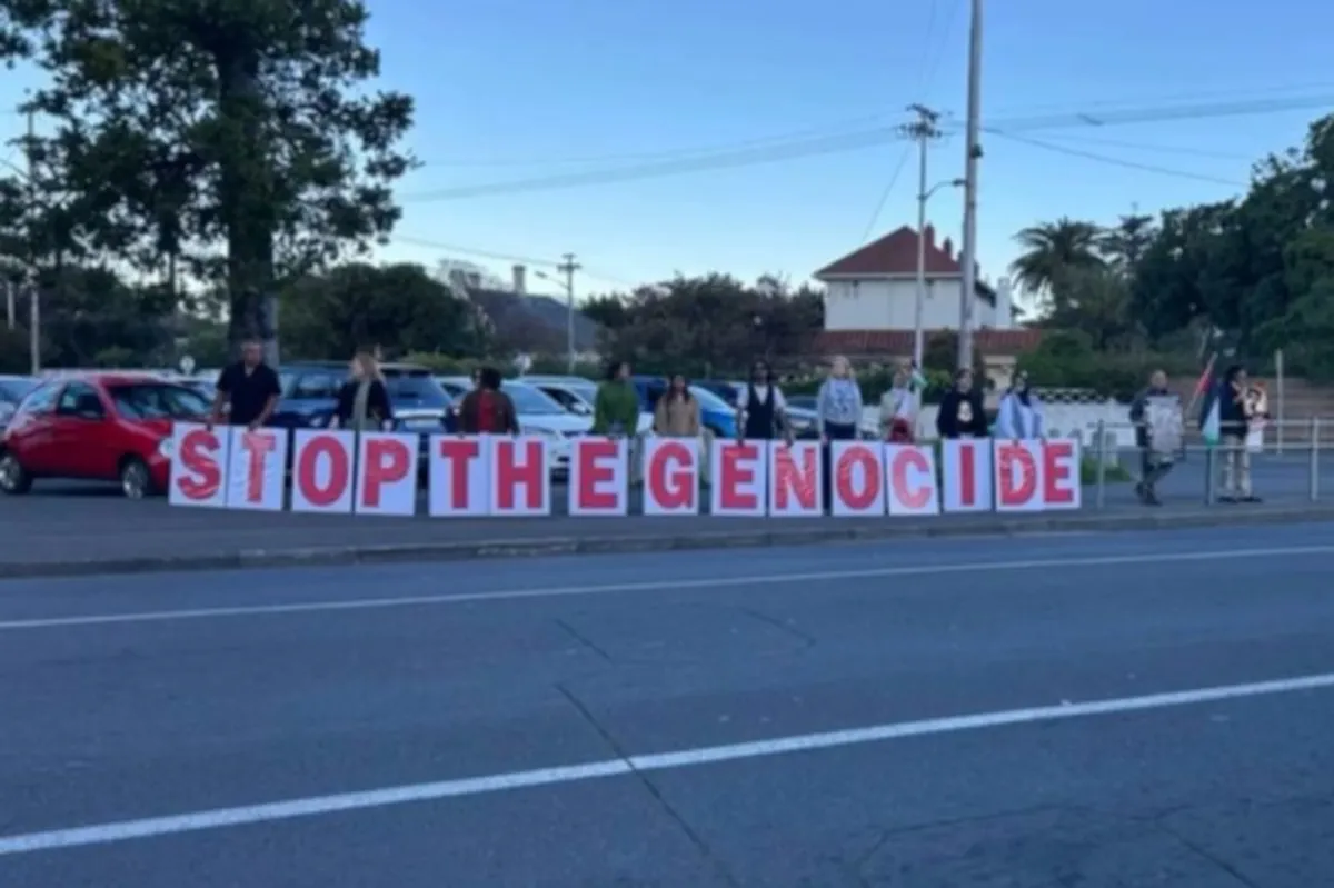 A silent protest took place outside Rondebosch Boys’ High School during a show by leading South African comedian Nik Rabinowitz.