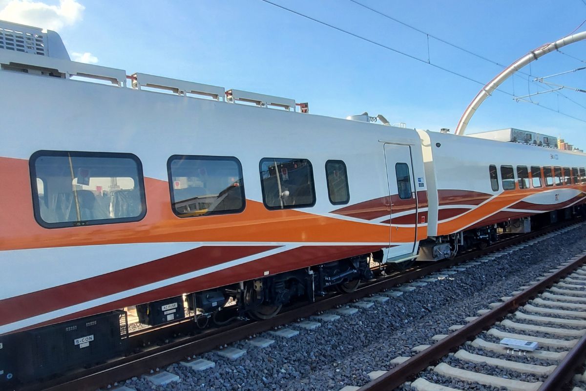 Cabin crew save lives on EMU train