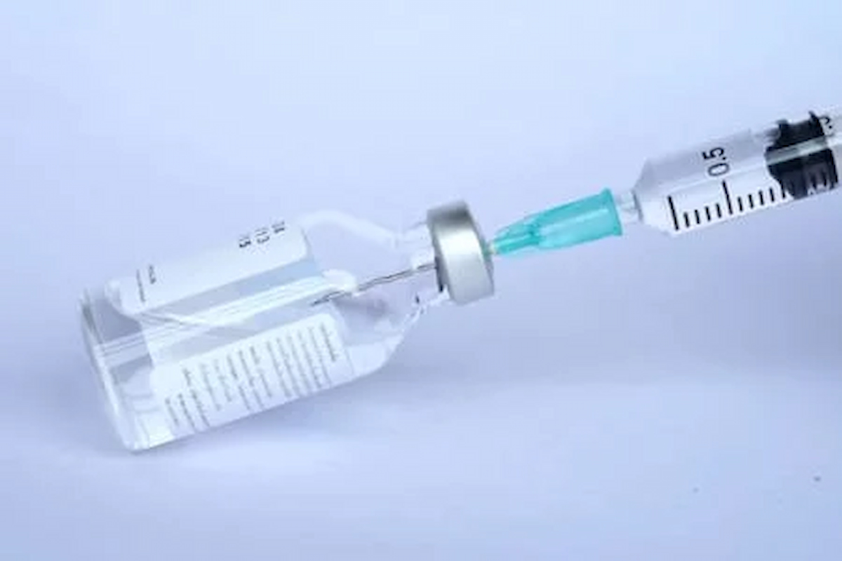 Stock image of a syringe pulling from a vial, to accompany an artlcle about Lenacapavir entering South Africa