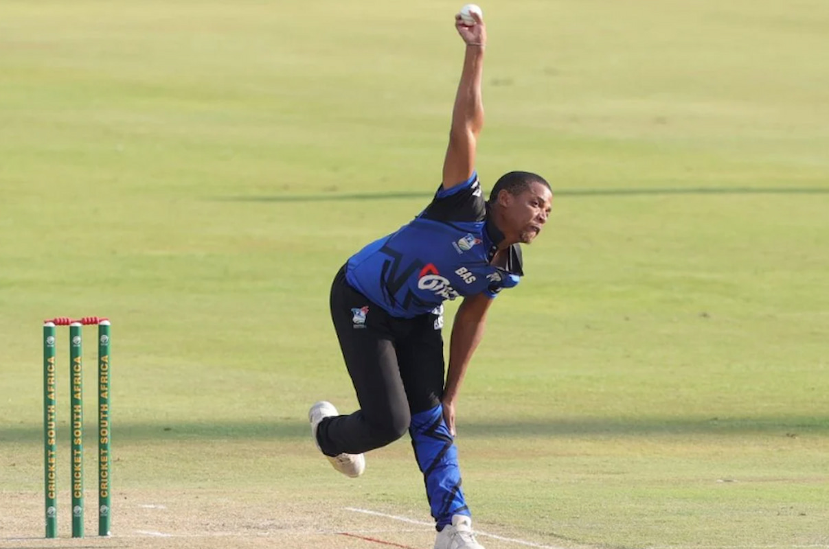 Image of Mondli Khumalo bowling on a cricket pitch