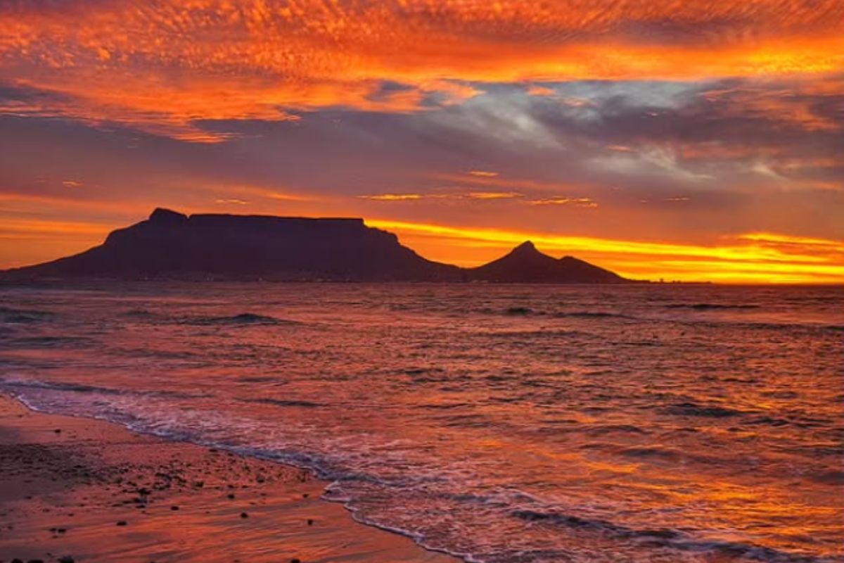 Picture of Table Mountain when the sun is setting